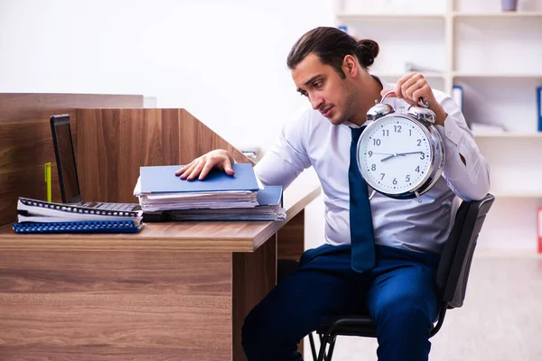 Joven empleado masculino descontento con el trabajo excesivo en la oficina —  Fotos de Stock