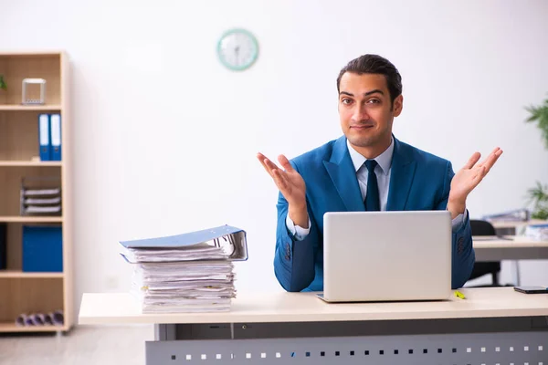 Ung affärsman anställd sitter på kontoret — Stockfoto