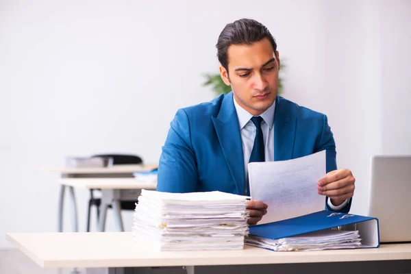 Молодой бизнесмен читает контракт в офисе — стоковое фото