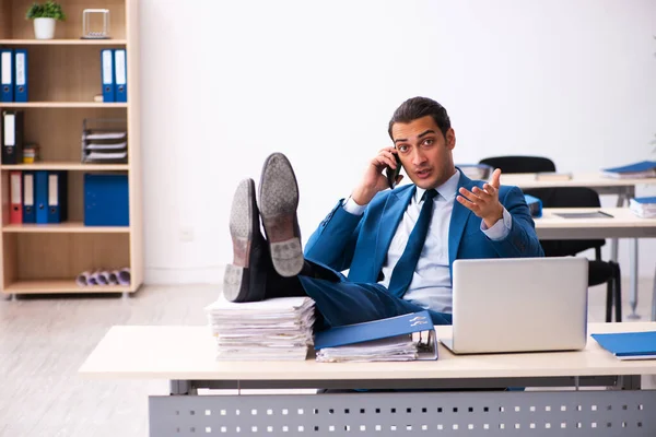 Jeune employé masculin assis dans le bureau — Photo