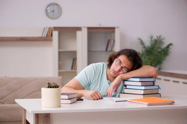 Junge männliche Studenten bereiten sich zu Hause auf Prüfungen vor — Stockfoto