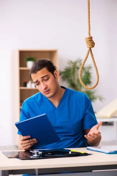 Joven doctor suicidándose en el lugar de trabajo —  Fotos de Stock
