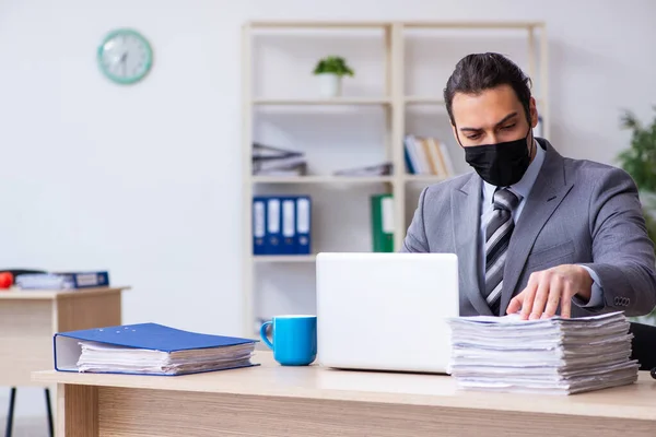 Ung manlig anställd i självkarantän koncept — Stockfoto