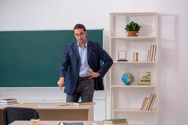 Joven profesor masculino delante de la pizarra verde — Foto de Stock