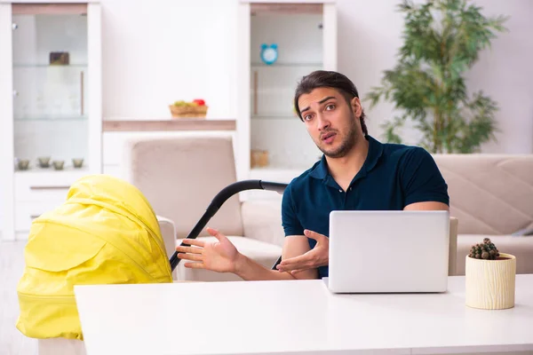 Junger Vater kümmert sich um Neugeborenes — Stockfoto