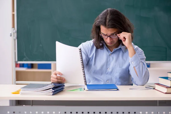 Young male teacher in front of green board — Stock Photo, Image