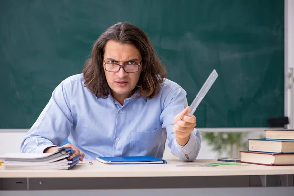 Joven profesor masculino delante de la pizarra verde —  Fotos de Stock