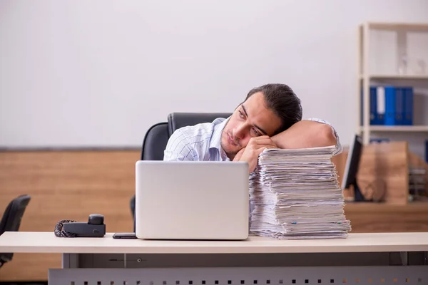 Giovane dipendente maschio infelice con il lavoro eccessivo — Foto Stock