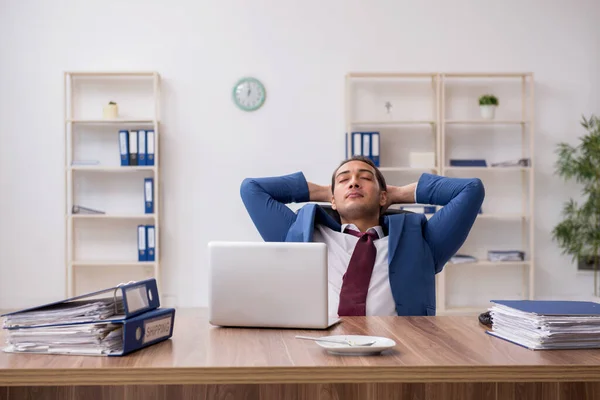 Jonge zakenman werkt in het kantoor — Stockfoto