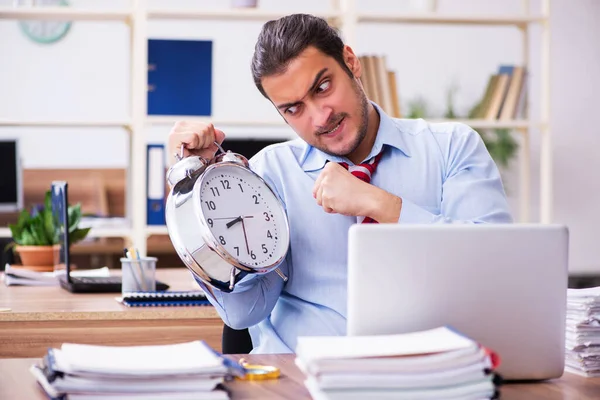 Jonge mannelijke werknemer ongelukkig met overmatig werk in de tijd beheersme — Stockfoto