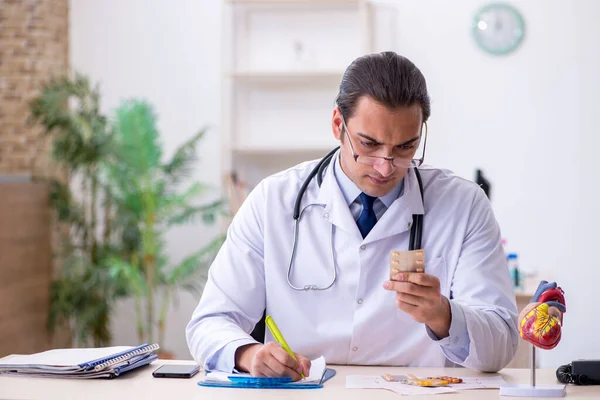 Ung manlig läkare kardiolog arbetar på kliniken — Stockfoto