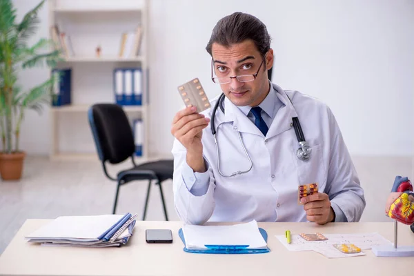 Klinikte çalışan genç bir erkek kardiyolog. — Stok fotoğraf