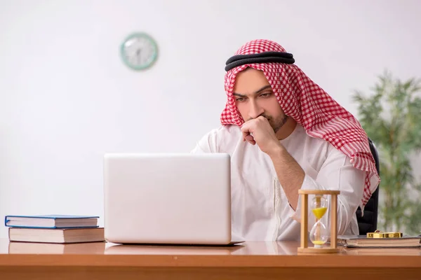 Młody mężczyzna arabski pracownik pracujący w biurze — Zdjęcie stockowe