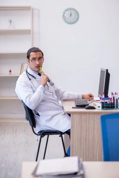 Jonge mannelijke cardioloog werkzaam in de kliniek — Stockfoto