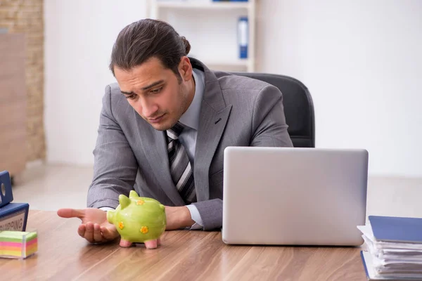 Ung manlig anställd i pensionskoncept på arbetsplatsen — Stockfoto