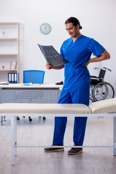 Hombre joven radiólogo médico que trabaja en la clínica — Foto de Stock