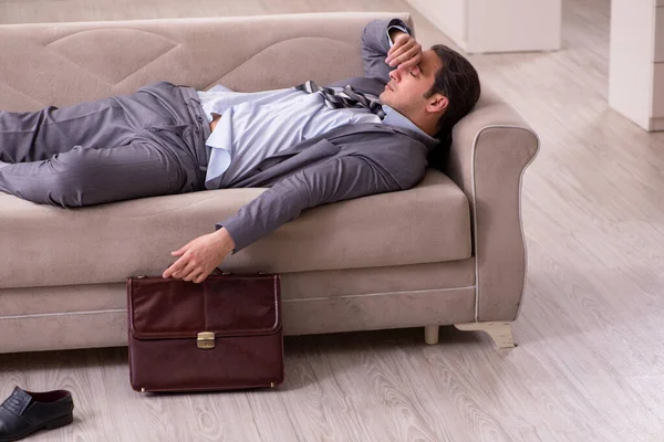 Втомився молодий бізнесмен приходить додому після робочого дня — стокове фото