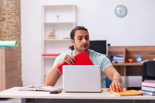 Junge männliche Studenten bereiten sich zu Hause auf Prüfungen in der Teleerziehung vor — Stockfoto