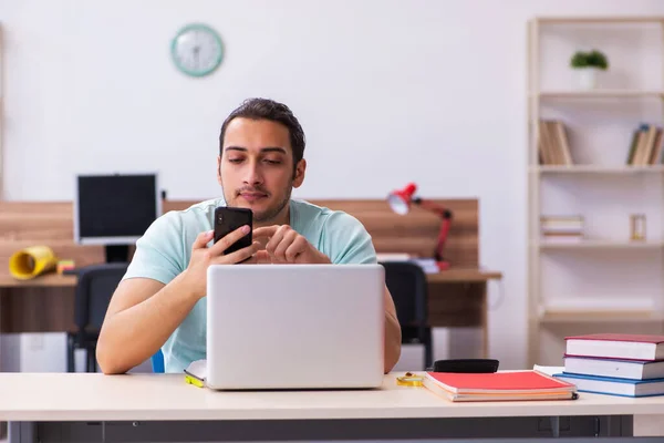 Jovem estudante do sexo masculino se preparando para exames em casa em tele-educação — Fotografia de Stock