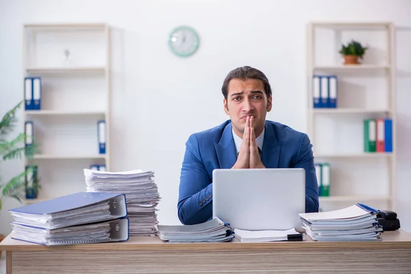 Jeune employé masculin mécontent du travail excessif au bureau — Photo