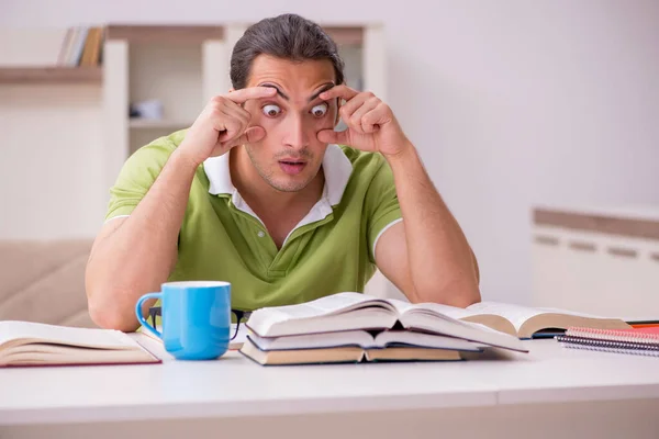 Joven estudiante masculino preparándose para los exámenes en casa —  Fotos de Stock