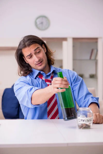 Jovem empregado masculino sendo demitido de seu trabalho em casa — Fotografia de Stock