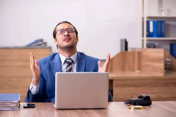 Empleado joven sentado en el lugar de trabajo —  Fotos de Stock