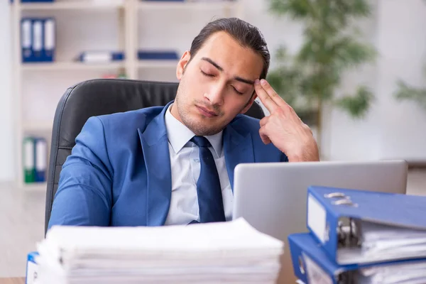 Junge männliche Mitarbeiter unzufrieden mit exzessiver Arbeit — Stockfoto