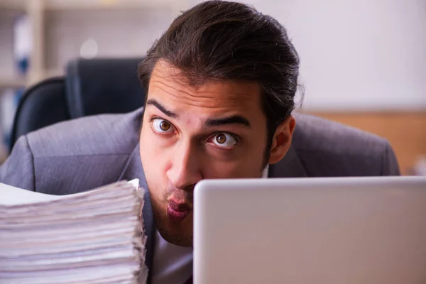 Jonge mannelijke werknemer zeer moe met overmatig werk — Stockfoto