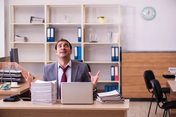 Jonge mannelijke werknemer zeer moe met overmatig werk — Stockfoto