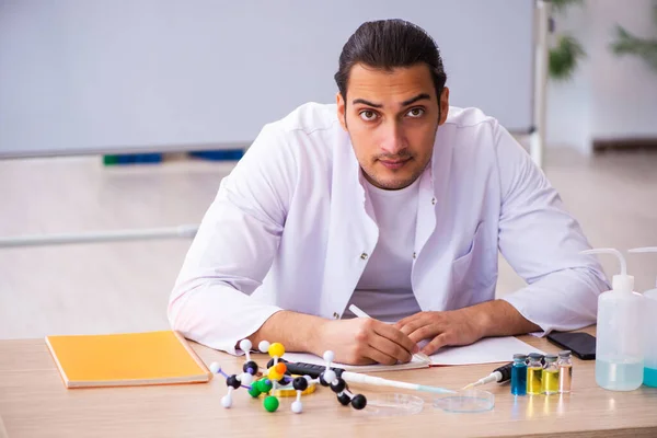 Młody nauczyciel chemii w klasie — Zdjęcie stockowe