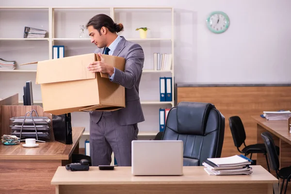 Jovem empregado masculino sendo demitido de seu trabalho — Fotografia de Stock