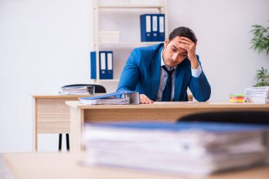 Genç işadamı aşırı çalışmaktan memnun değil.