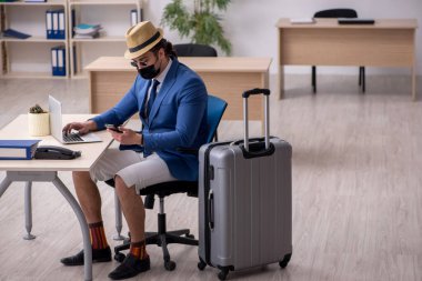 İş adamı salgın sırasında geziye hazırlanıyor