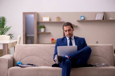 Salgın konsepti için evden çalışan genç erkek çalışanlar.