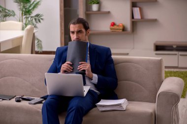 Salgın konsepti için evden çalışan genç erkek çalışanlar.