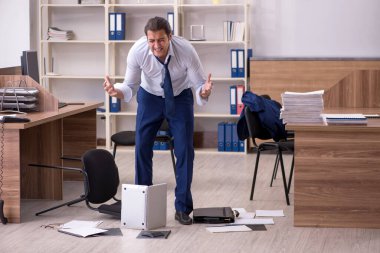 Genç erkek işadamı işinden memnun değil.