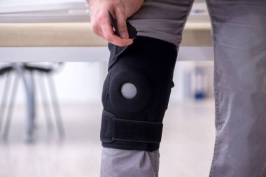 Hastanede yaralı genç bir adam var.