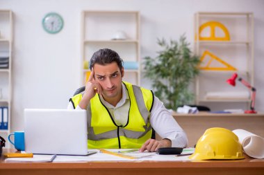 Ofiste çalışan genç erkek mimar.