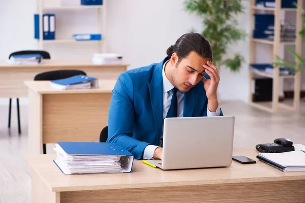 Jovem empresário empregado infeliz com excesso de trabalho no de — Fotografia de Stock