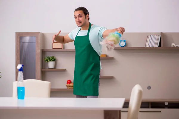 Jonge mannelijke aannemer schoonmaken van het huis — Stockfoto