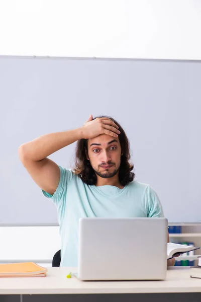 Joven estudiante masculino que se prepara para los exámenes en concepto de tele-educación — Foto de Stock