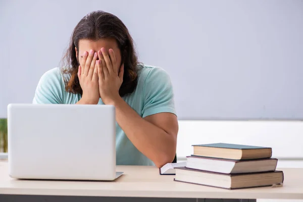 Jonge mannelijke student bereidt examens in teleonderwijs voor — Stockfoto