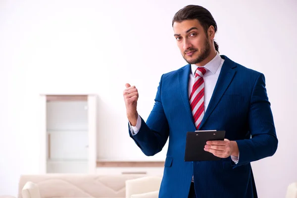 Schöne männliche Makler arbeiten drinnen — Stockfoto