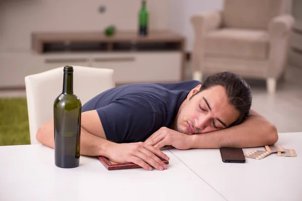 Joven alcohólico masculino sufriendo de amor infeliz en casa —  Fotos de Stock