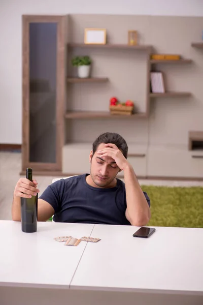 Junge kranke männliche Alkoholiker leiden zu Hause — Stockfoto