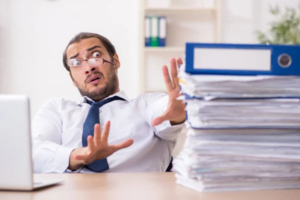 Jovem empresário infeliz com excesso de trabalho no escritório — Fotografia de Stock