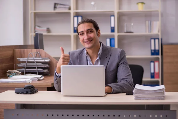 Joven empleado masculino que trabaja en la oficina — Foto de Stock