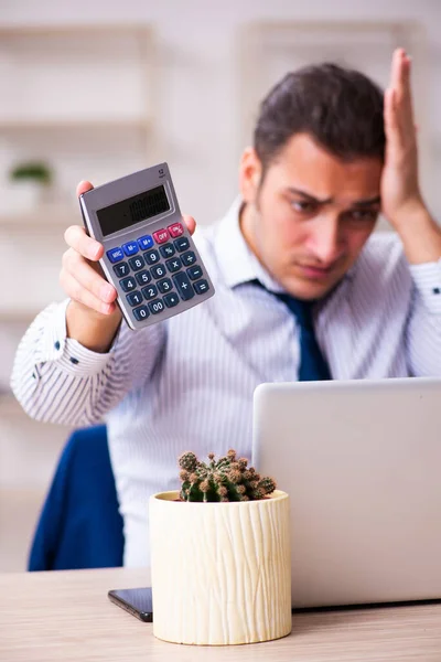 Jonge mannelijke accountant in crisisconcept — Stockfoto