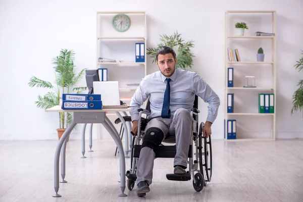 Junger Mitarbeiter bei Büroarbeit am Bein verletzt — Stockfoto